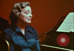 Immagine di Helen Hollis curatore dello Smithsonian riproduce il XVIII secolo clavicembalo Washington DC USA, 1972, secondo 15 filmato di repertorio 65675066414