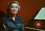 Immagine di Helen Hollis curatore dello Smithsonian riproduce il XVIII secolo clavicembalo Washington DC USA, 1972, secondo 16 filmato di repertorio 65675066414