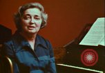 Immagine di Helen Hollis curatore dello Smithsonian riproduce il XVIII secolo clavicembalo Washington DC USA, 1972, secondo 17 filmato di repertorio 65675066414