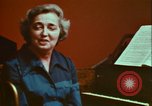 Immagine di Helen Hollis curatore dello Smithsonian riproduce il XVIII secolo clavicembalo Washington DC USA, 1972, secondo 18 filmato di repertorio 65675066414