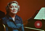 Immagine di Helen Hollis curatore dello Smithsonian riproduce il XVIII secolo clavicembalo Washington DC USA, 1972, secondo 20 filmato di repertorio 65675066414