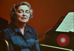 Immagine di Helen Hollis curatore dello Smithsonian riproduce il XVIII secolo clavicembalo Washington DC USA, 1972, secondo 21 filmato di repertorio 65675066414