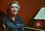Immagine di Helen Hollis curatore dello Smithsonian riproduce il XVIII secolo clavicembalo Washington DC USA, 1972, secondo 22 filmato di repertorio 65675066414