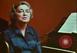 Immagine di Helen Hollis curatore dello Smithsonian riproduce il XVIII secolo clavicembalo Washington DC USA, 1972, secondo 23 filmato di repertorio 65675066414