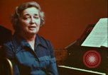 Immagine di Helen Hollis curatore dello Smithsonian riproduce il XVIII secolo clavicembalo Washington DC USA, 1972, secondo 24 filmato di repertorio 65675066414