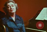 Immagine di Helen Hollis curatore dello Smithsonian riproduce il XVIII secolo clavicembalo Washington DC USA, 1972, secondo 25 filmato di repertorio 65675066414