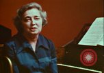 Immagine di Helen Hollis curatore dello Smithsonian riproduce il XVIII secolo clavicembalo Washington DC USA, 1972, secondo 26 filmato di repertorio 65675066414