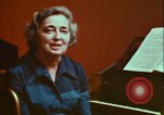Immagine di Helen Hollis curatore dello Smithsonian riproduce il XVIII secolo clavicembalo Washington DC USA, 1972, secondo 27 filmato di repertorio 65675066414