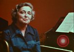 Immagine di Helen Hollis curatore dello Smithsonian riproduce il XVIII secolo clavicembalo Washington DC USA, 1972, secondo 28 filmato di repertorio 65675066414