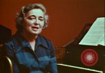 Immagine di Helen Hollis curatore dello Smithsonian riproduce il XVIII secolo clavicembalo Washington DC USA, 1972, secondo 29 filmato di repertorio 65675066414
