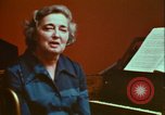 Immagine di Helen Hollis curatore dello Smithsonian riproduce il XVIII secolo clavicembalo Washington DC USA, 1972, secondo 30 filmato di repertorio 65675066414