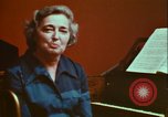 Immagine di Helen Hollis curatore dello Smithsonian riproduce il XVIII secolo clavicembalo Washington DC USA, 1972, secondo 31 filmato di repertorio 65675066414