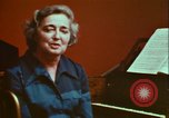 Immagine di Helen Hollis curatore dello Smithsonian riproduce il XVIII secolo clavicembalo Washington DC USA, 1972, secondo 32 filmato di repertorio 65675066414