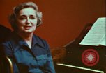 Immagine di Helen Hollis curatore dello Smithsonian riproduce il XVIII secolo clavicembalo Washington DC USA, 1972, secondo 34 filmato di repertorio 65675066414