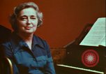 Immagine di Helen Hollis curatore dello Smithsonian riproduce il XVIII secolo clavicembalo Washington DC USA, 1972, secondo 35 filmato di repertorio 65675066414
