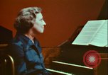 Immagine di Helen Hollis curatore dello Smithsonian riproduce il XVIII secolo clavicembalo Washington DC USA, 1972, secondo 36 filmato di repertorio 65675066414