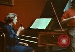 Immagine di Helen Hollis curatore dello Smithsonian riproduce il XVIII secolo clavicembalo Washington DC USA, 1972, secondo 37 filmato di repertorio 65675066414