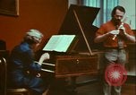 Immagine di Helen Hollis curatore dello Smithsonian riproduce il XVIII secolo clavicembalo Washington DC USA, 1972, secondo 38 filmato di repertorio 65675066414
