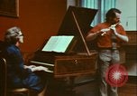 Immagine di Helen Hollis curatore dello Smithsonian riproduce il XVIII secolo clavicembalo Washington DC USA, 1972, secondo 40 filmato di repertorio 65675066414