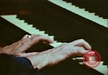 Immagine di Helen Hollis curatore dello Smithsonian riproduce il XVIII secolo clavicembalo Washington DC USA, 1972, secondo 42 filmato di repertorio 65675066414