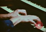 Immagine di Helen Hollis curatore dello Smithsonian riproduce il XVIII secolo clavicembalo Washington DC USA, 1972, secondo 45 filmato di repertorio 65675066414