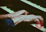 Immagine di Helen Hollis curatore dello Smithsonian riproduce il XVIII secolo clavicembalo Washington DC USA, 1972, secondo 46 filmato di repertorio 65675066414