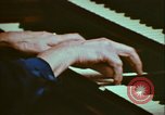Immagine di Helen Hollis curatore dello Smithsonian riproduce il XVIII secolo clavicembalo Washington DC USA, 1972, secondo 47 filmato di repertorio 65675066414