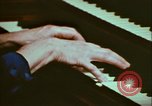 Immagine di Helen Hollis curatore dello Smithsonian riproduce il XVIII secolo clavicembalo Washington DC USA, 1972, secondo 48 filmato di repertorio 65675066414