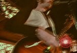 Standbild 1970s Hippies und Band Washington DC USA, 1972, aus Sekunde 26 historischem Filmmaterial Videoclip 65675066421