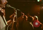 Standbild 1970s Hippies und Band Washington DC USA, 1972, aus Sekunde 35 historischem Filmmaterial Videoclip 65675066421