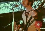 Standbild 1970s Hippies und Band Washington DC USA, 1972, aus Sekunde 56 historischem Filmmaterial Videoclip 65675066421