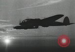 Standbild Nacht Bombenangriff von Deutschen er 111 Flugzeuge Russland Sowjetunion, 1941, aus Sekunde 25 historischem Filmmaterial Videoclip 65675066443
