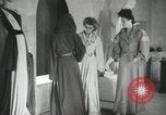 Standbild Pariser designer kleider Paris Frankreich, 1944, aus Sekunde 9 historischem Filmmaterial Videoclip 65675066482