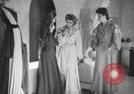 Standbild Pariser designer kleider Paris Frankreich, 1944, aus Sekunde 10 historischem Filmmaterial Videoclip 65675066482