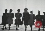 Standbild Pariser designer kleider Paris Frankreich, 1944, aus Sekunde 20 historischem Filmmaterial Videoclip 65675066482