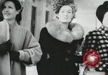 Standbild Pariser designer kleider Paris Frankreich, 1944, aus Sekunde 32 historischem Filmmaterial Videoclip 65675066482
