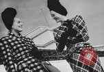 Standbild Pariser designer kleider Paris Frankreich, 1944, aus Sekunde 41 historischem Filmmaterial Videoclip 65675066482