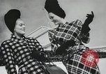 Standbild Pariser designer kleider Paris Frankreich, 1944, aus Sekunde 42 historischem Filmmaterial Videoclip 65675066482