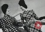 Standbild Pariser designer kleider Paris Frankreich, 1944, aus Sekunde 43 historischem Filmmaterial Videoclip 65675066482