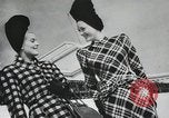 Standbild Pariser designer kleider Paris Frankreich, 1944, aus Sekunde 44 historischem Filmmaterial Videoclip 65675066482