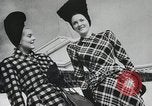 Standbild Pariser designer kleider Paris Frankreich, 1944, aus Sekunde 45 historischem Filmmaterial Videoclip 65675066482