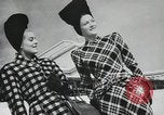 Standbild Pariser designer kleider Paris Frankreich, 1944, aus Sekunde 46 historischem Filmmaterial Videoclip 65675066482