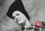 Standbild Pariser designer kleider Paris Frankreich, 1944, aus Sekunde 50 historischem Filmmaterial Videoclip 65675066482