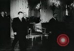 Standbild anti-kommunistischen Demonstrationen in Europa Osteuropa, 1956, aus Sekunde 33 historischem Filmmaterial Videoclip 65675066495
