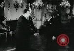 Standbild anti-kommunistischen Demonstrationen in Europa Osteuropa, 1956, aus Sekunde 35 historischem Filmmaterial Videoclip 65675066495