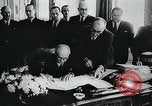 Standbild anti-kommunistischen Demonstrationen in Europa Osteuropa, 1956, aus Sekunde 39 historischem Filmmaterial Videoclip 65675066495