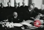 Standbild anti-kommunistischen Demonstrationen in Europa Osteuropa, 1956, aus Sekunde 41 historischem Filmmaterial Videoclip 65675066495