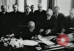 Standbild anti-kommunistischen Demonstrationen in Europa Osteuropa, 1956, aus Sekunde 42 historischem Filmmaterial Videoclip 65675066495