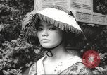 Standbild verwestlicht Kimonos Japan, 1958, aus Sekunde 34 historischem Filmmaterial Videoclip 65675066503