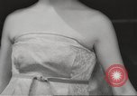 Standbild verwestlicht Kimonos Japan, 1958, aus Sekunde 47 historischem Filmmaterial Videoclip 65675066503